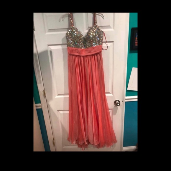Formal dress - Picture 1 of 3